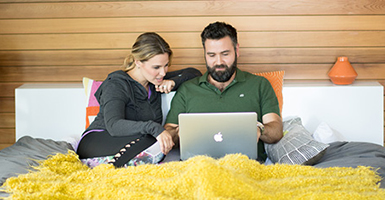 woman-and-man-in-bed-with-laptop