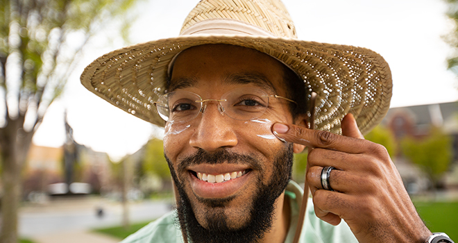 man applying sunscreen